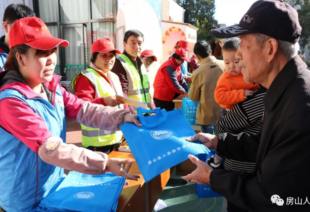 上图:在送变电社区社区书记邓军兰、人防社区工作人员、北控物业经理孙月、李晓月、区人防办相关工作人员发放人防宣传册和人防宣传品。