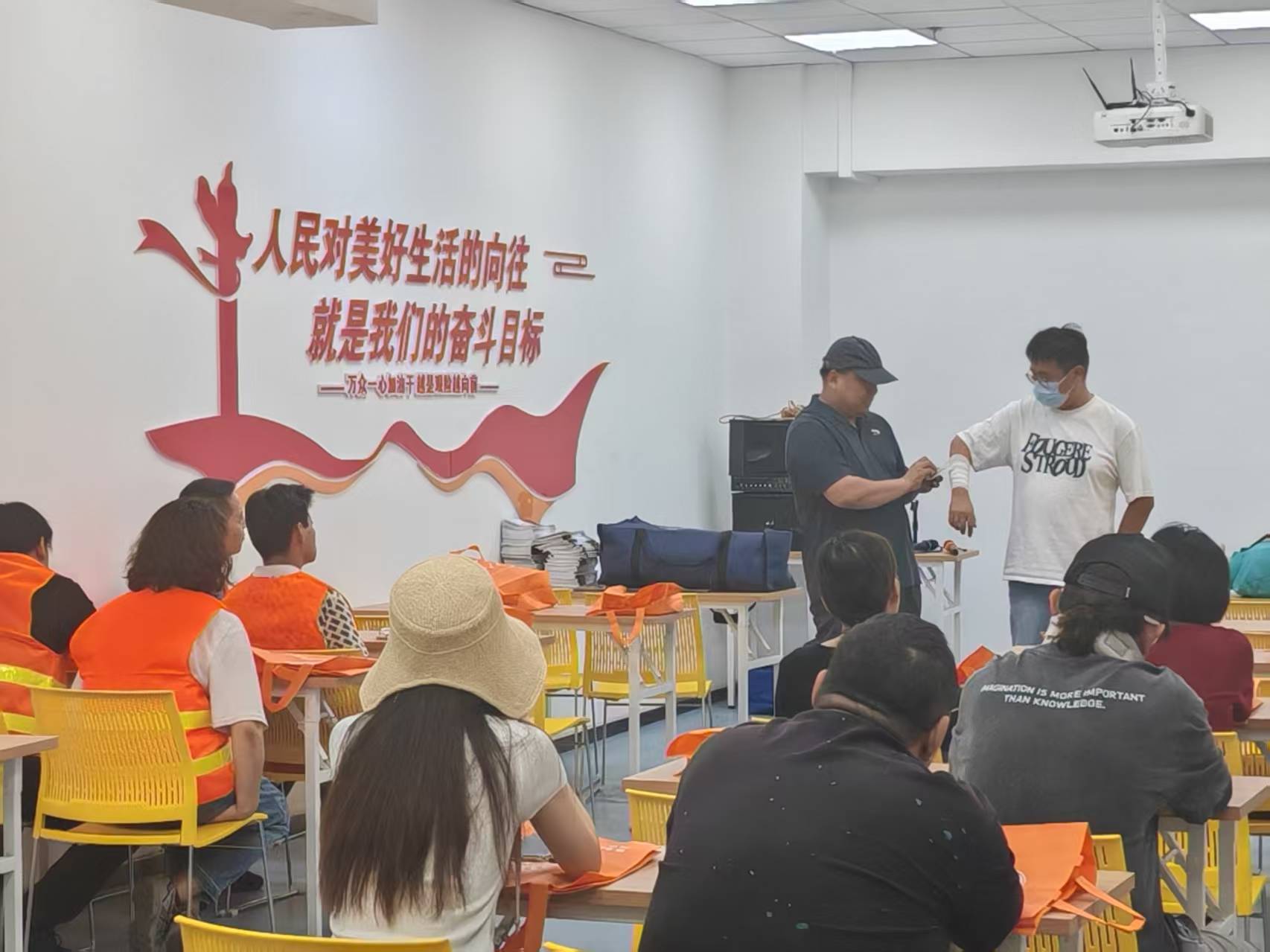 宣教中心党建活动室内急救防护培训1.jpg