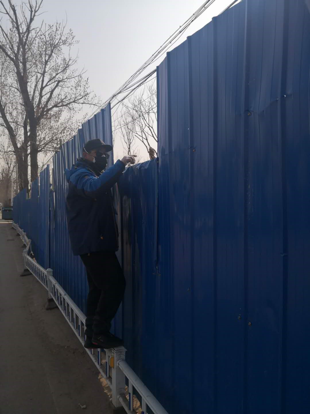 破坏残缺的围挡 破坏残缺的围挡