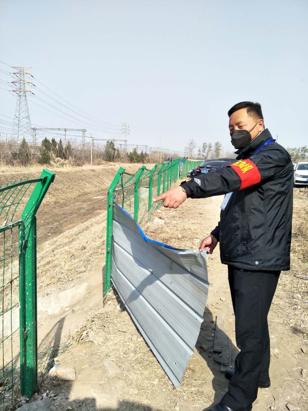 破坏残缺的围挡 破坏残缺的围挡