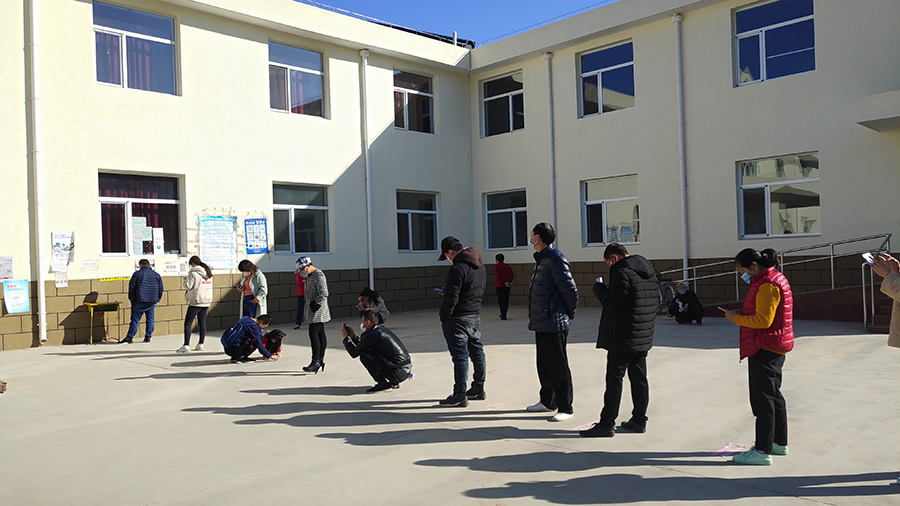 1.排队办证.jpg 1.排队办证.jpg