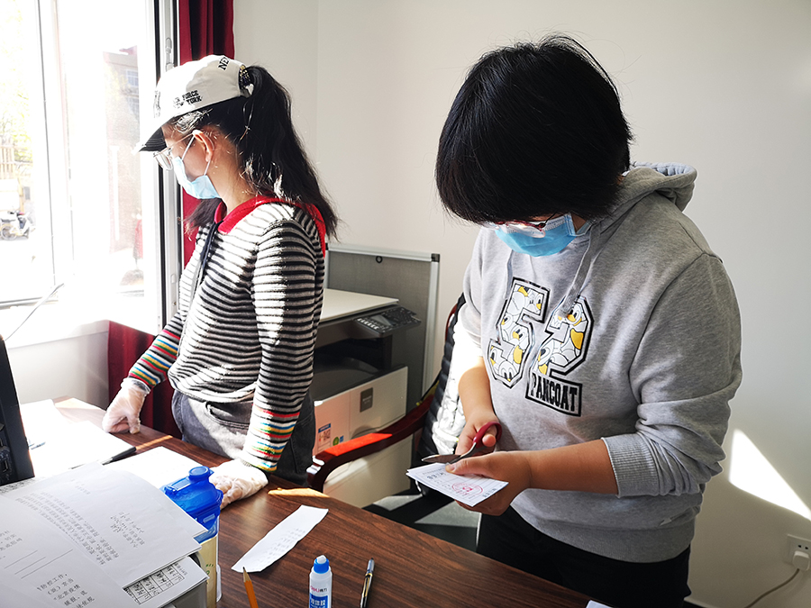 3.紧张有序的发证.jpg 3.紧张有序的发证.jpg