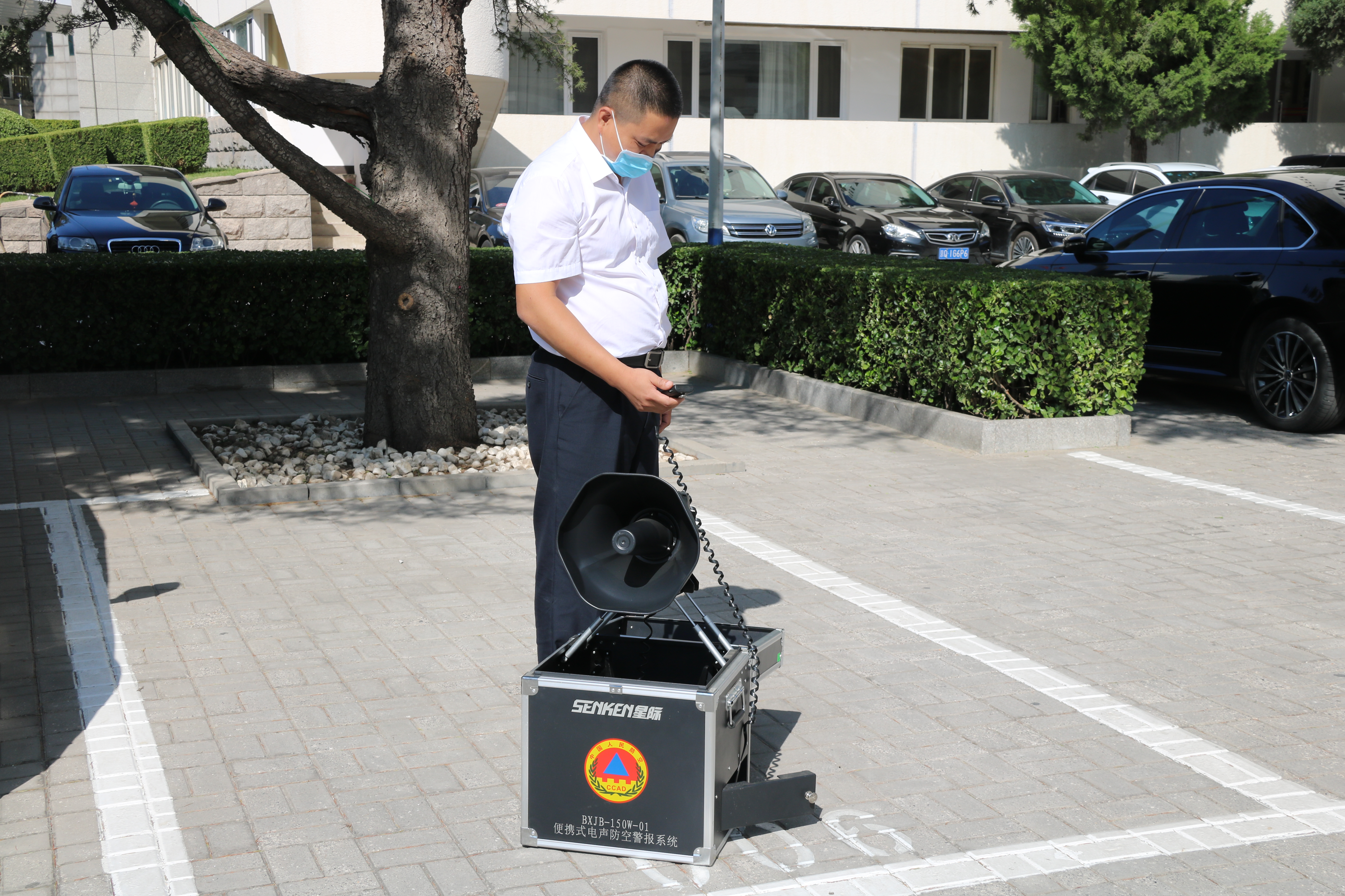 工作人员操作警报器