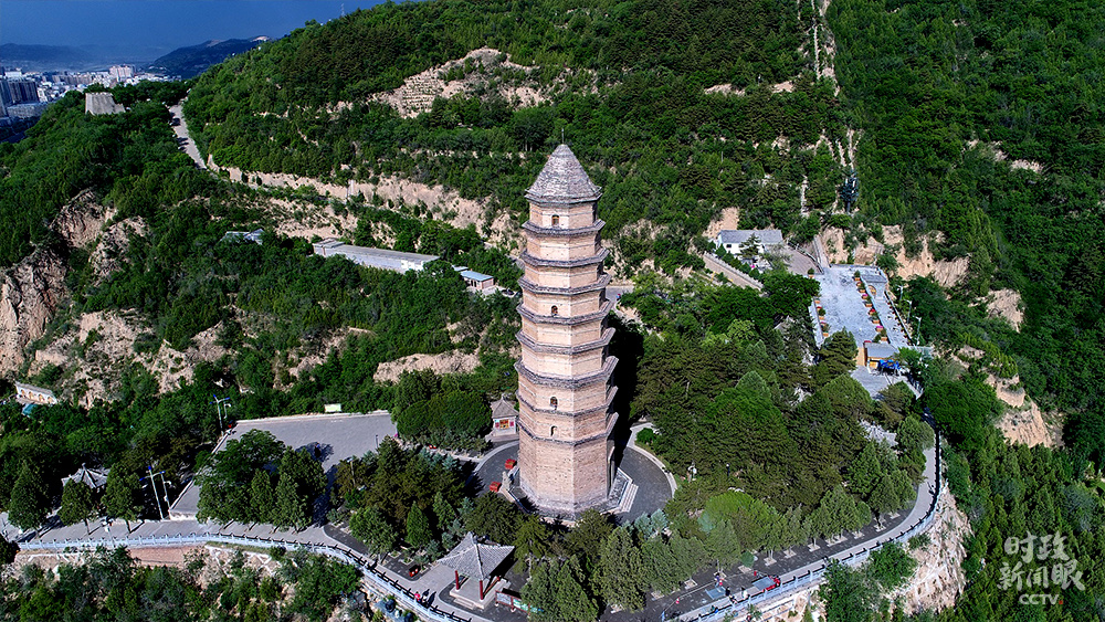 从1935年到1948年，延安是中共中央的所在地。宝塔山上这座始建于唐代的九层宝塔，见证了中国革命从艰难困苦逐步走向胜利的历史。